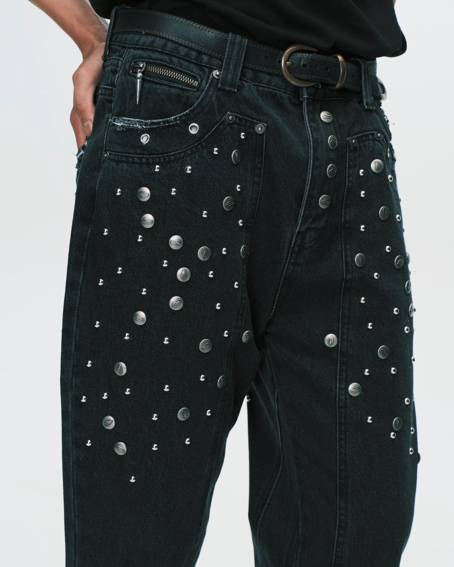 (nu-P65) Studded Jeans D35