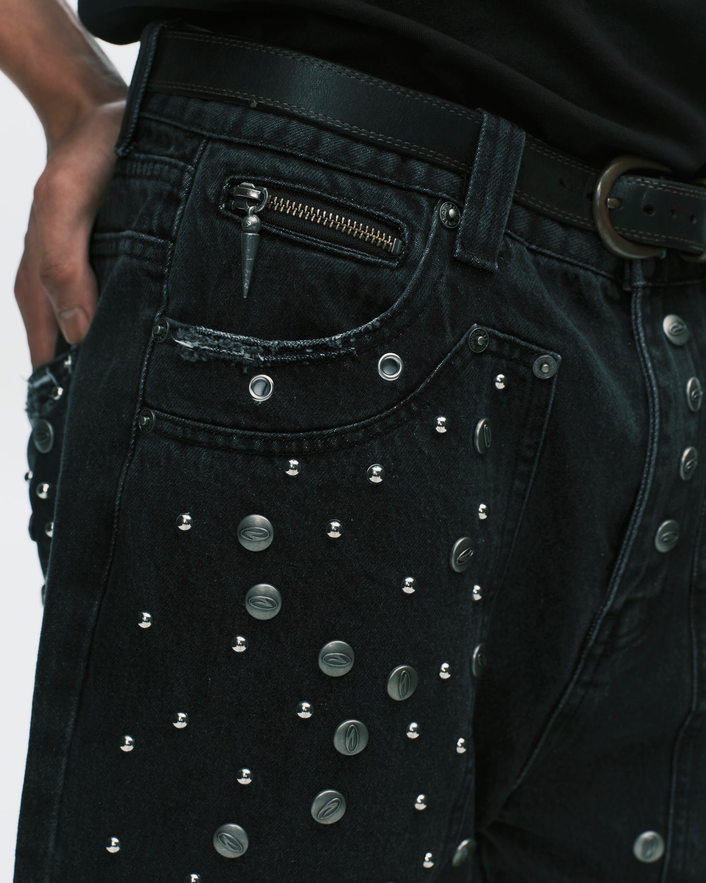 (nu-P65) Studded Jeans D35