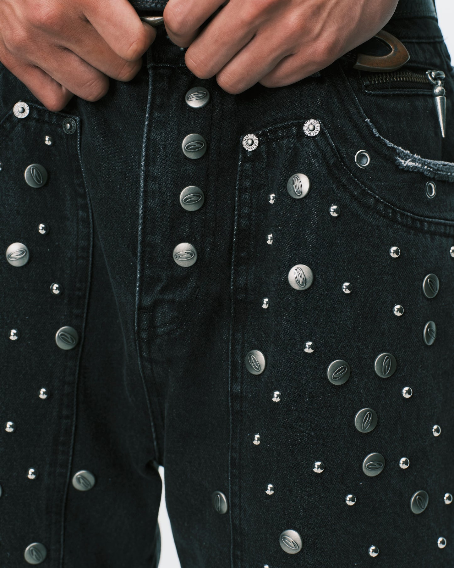 (nu-P65) Studded Jeans D35