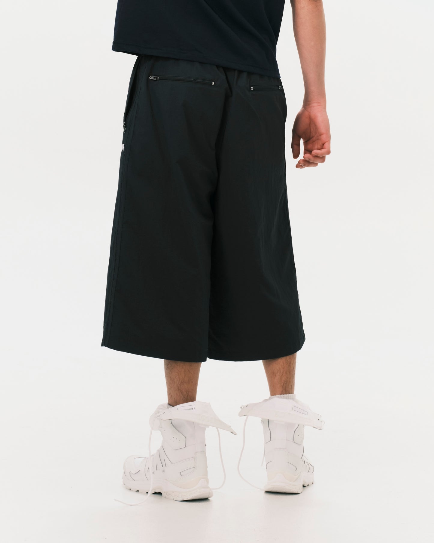 (nu-P55) Citizen Cropped Shorts Black